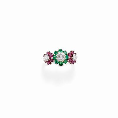 Anello in oro bianco 18K con rubini, smeraldi e diamanti