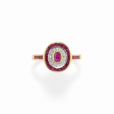 Anello con rubini taglio carré e ovale e diamanti taglio huit-huit in oro giallo 18K