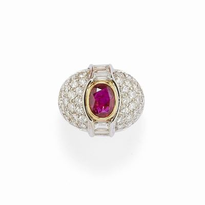 Anello in oro giallo 18K con rubino ovale e diamanti