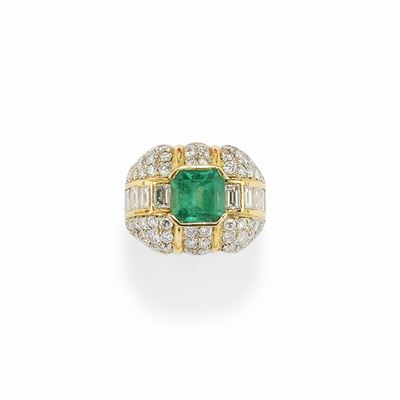 Anello in oro bicolore 18K con smeraldo taglio ottagonale e diamanti