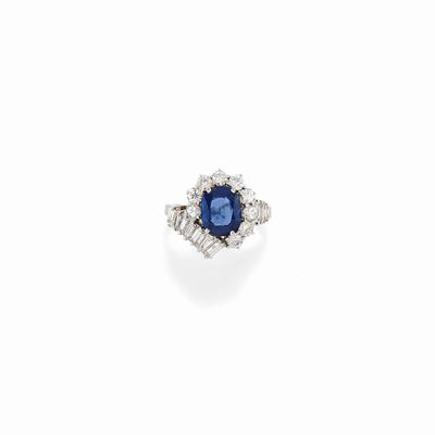 Anello in oro bianco 18K con zaffiro ovale e diamanti