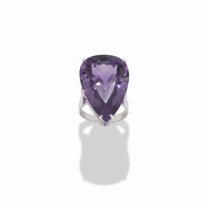 A 18K white gold and amethyst ring