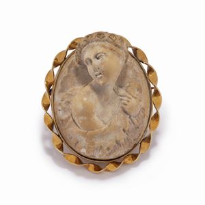 A 18K yellow gold and cameo brooch
