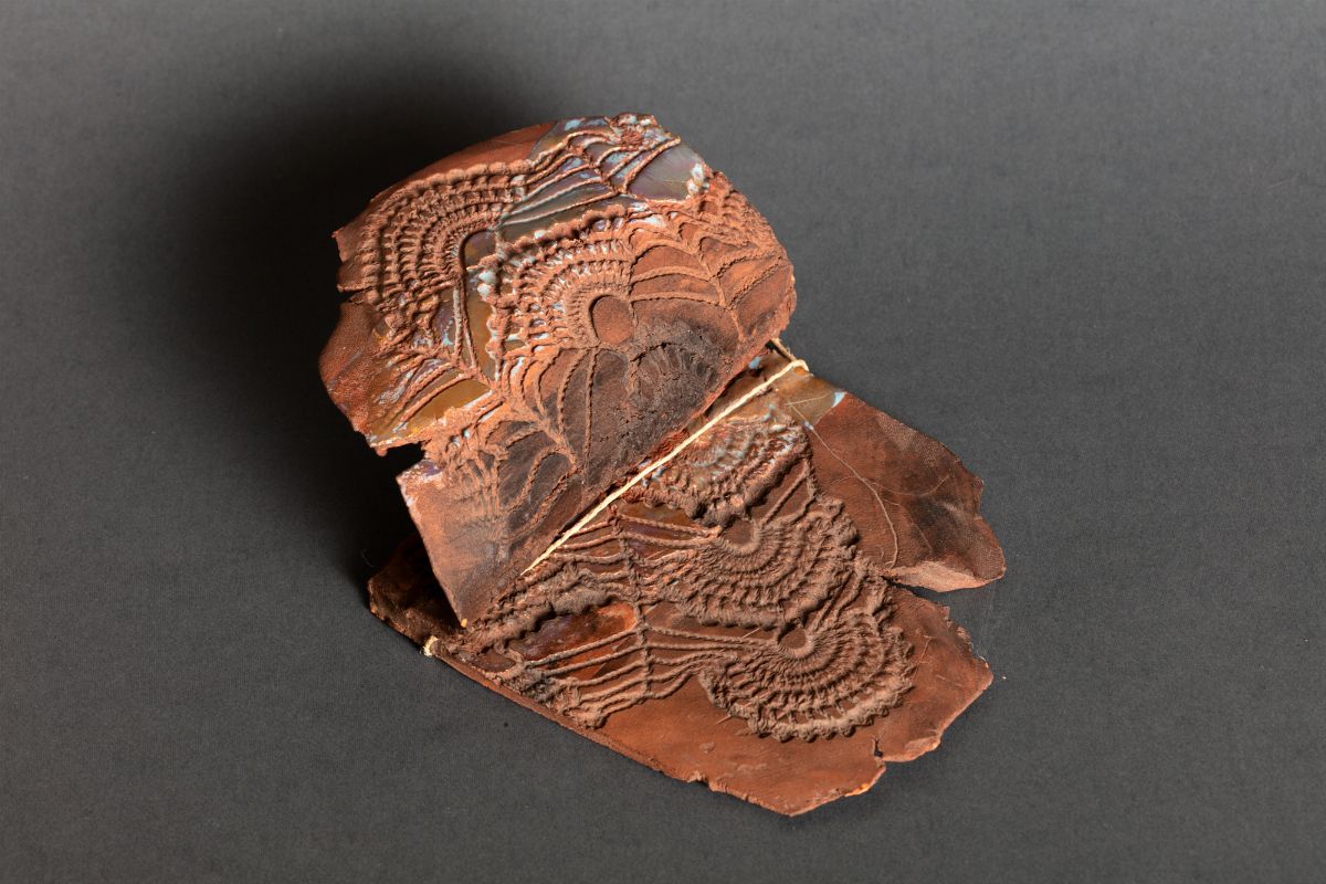 Maria Lai - Impronta - terracotta impressa e smaltata in policromia con lumeggiature in oro, 1992