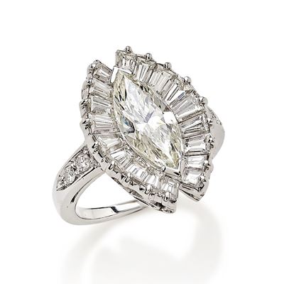 Anello d'epoca in oro bianco 18K con diamante taglio marquise e diamanti taglio tapered