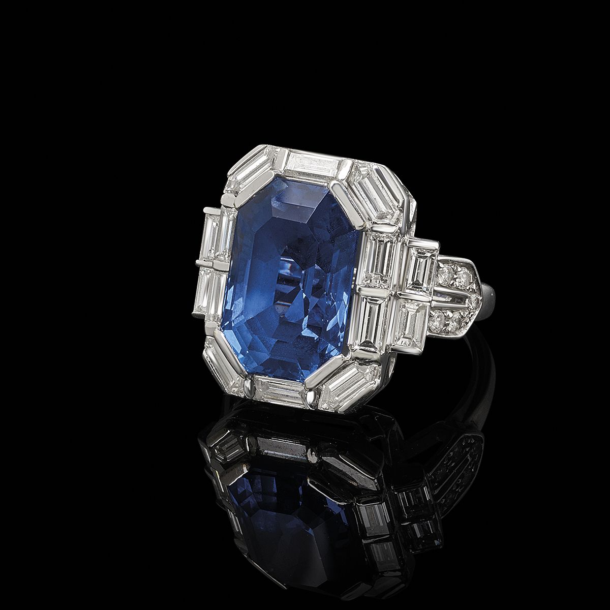 Anello in oro bianco 18K con zaffiro naturale e diamanti