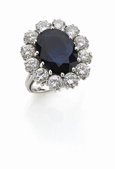 Anello in oro bianco 18K con zaffiro ovale e diamanti