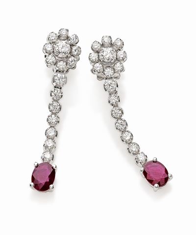 Orecchini in oro bianco 18K con diamanti e rubini