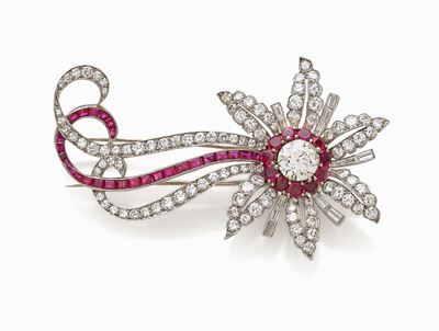 Spilla in platino e oro bianco 18K, diamanti e rubini a guisa di fiore con cometa