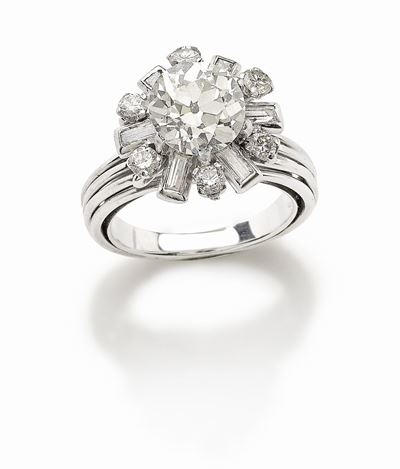 Anello in oro bianco 18K con diamante taglio vecchio e diamanti brillanti