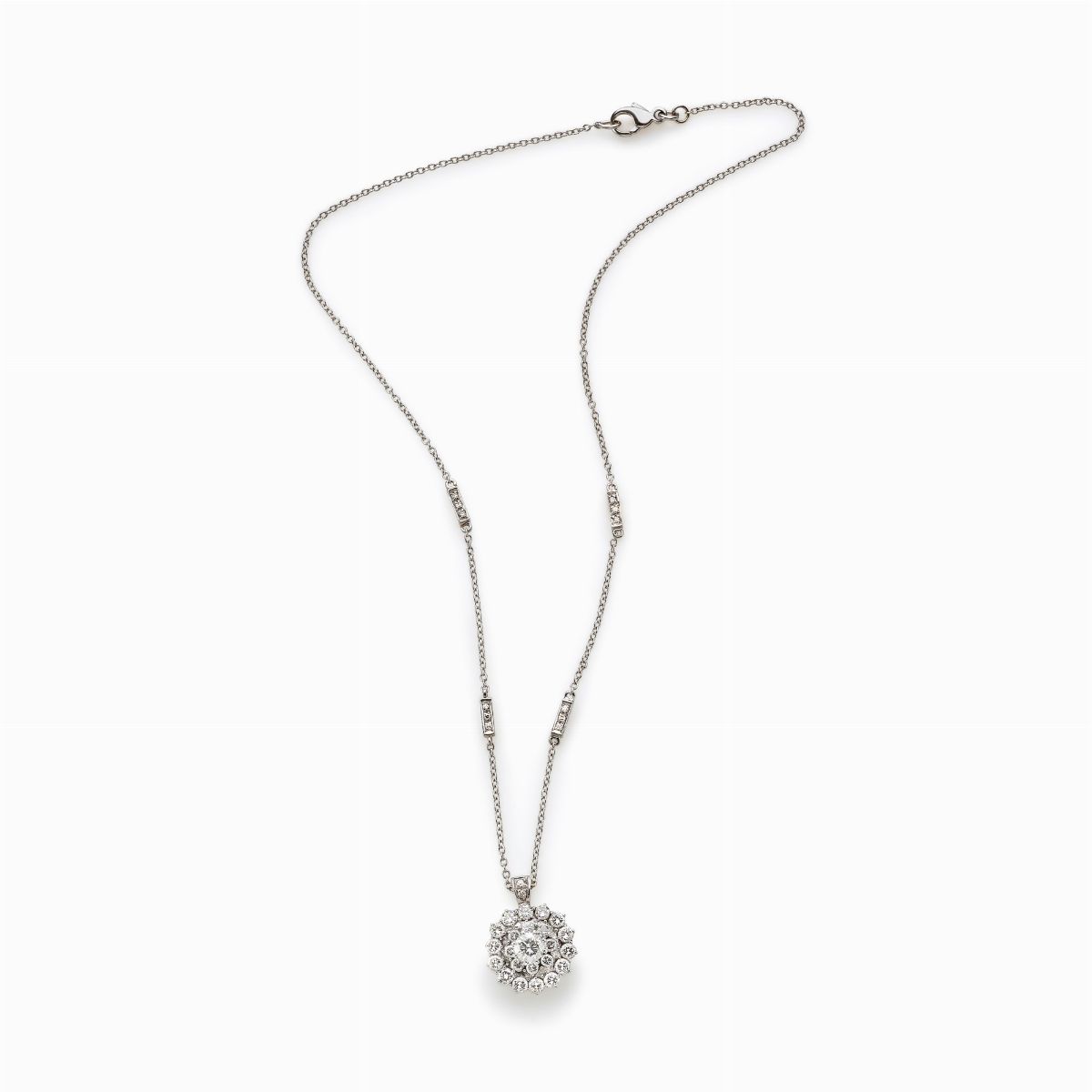 Collana in oro bianco 18K con pendente a forma di fiore e diamanti