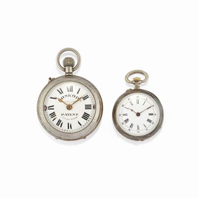 Due Orologi Anonimi, Argento, Casse Rotonde, Quadranti Bianchi con Numeri Romani