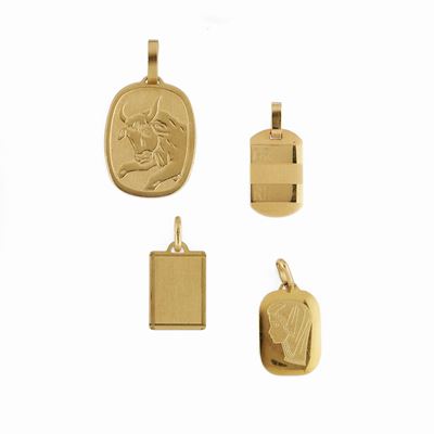 Quattro pendenti in oro giallo 18K a medaglietta