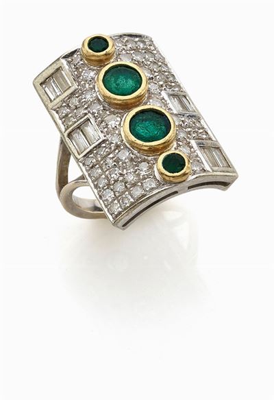 Anello in oro bianco e giallo 18K con diamanti e smeraldi