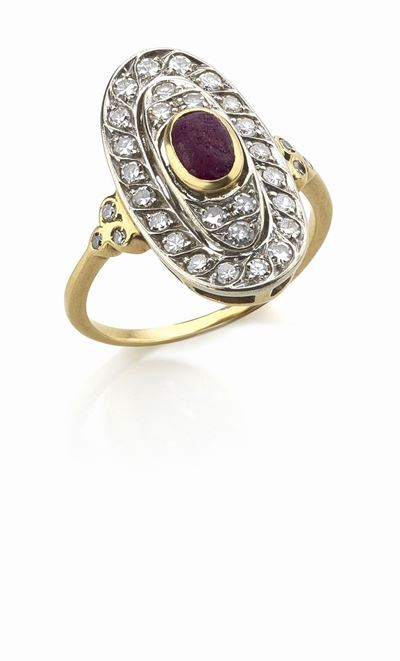Anello in oro bianco e giallo 18K con diamanti taglio huit-huit e pietra vitrea rossa