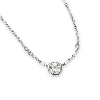 Collana in oro bianco 18K con pendente a punto luce e diamante taglio vecchio, circa 1,10 ct