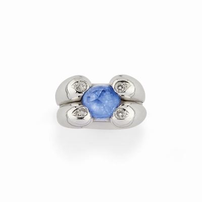 Anello in oro bianco 18K con zaffiro ovale di circa 3,00 ct e diamanti