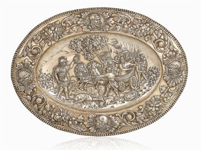 Piatto in argento con scena bellica, forma ovale