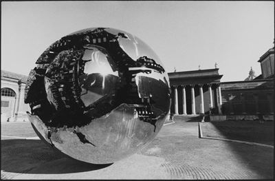 Senza titolo (Sfera con Sfera di A. Pomodoro, Cortile della Pigna, Musei Vaticani), stampa vintag...