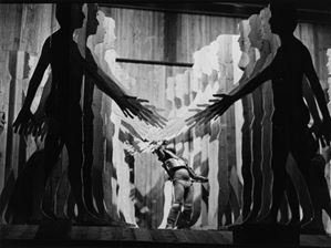 Vittorio Gassman tra le sagome lignee di Mario Ceroli al Teatro Stabile di Torino