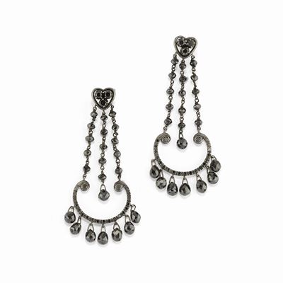 Orecchini in oro brunito 18K con diamanti neri taglio briolette