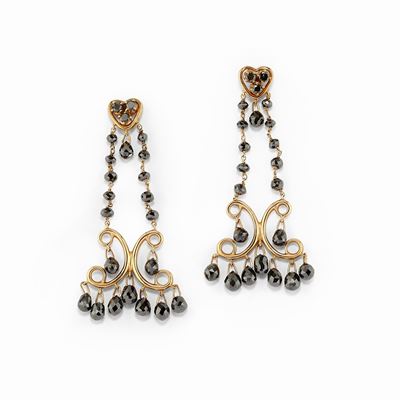 Orecchini in oro rosso 18K con diamanti neri taglio briolette a chandelier