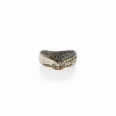 Anello in oro bianco 18K con pavé di diamanti neri, incolori e gialli