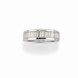 A 18K white gold and diamond ring