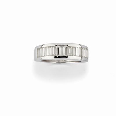 Anello, oro bianco 18K con diamanti taglio baguette, ct 1,50