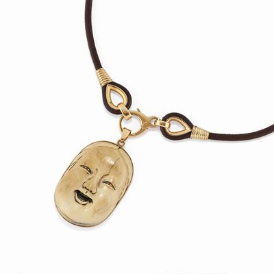 Collana in oro giallo 18K con pendente a volto orientale e cordoncino in cuoio