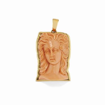 Pendente in oro giallo 18K con corallo scolpito a volto femminile