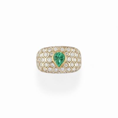 Anello con smeraldo taglio goccia e diamanti, oro giallo 18K