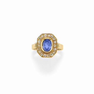 Anello con zaffiro taglio ovale di circa 0,80 ct e diamanti, oro giallo 18K