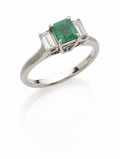 Anello in oro bianco 18K con smeraldo quadrato e diamanti