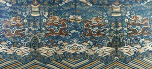 Kesi raffigurante draghi, onde e nuvole, Cina secolo XIX