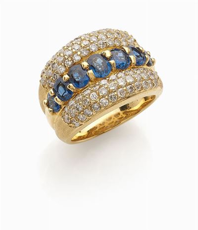 Anello in oro giallo 18K con diamanti e zaffiri