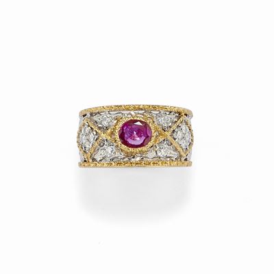 Anello in oro bicolore con rubino e diamanti