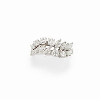 Anello in oro bianco 18K con diamanti taglio brillante e navette