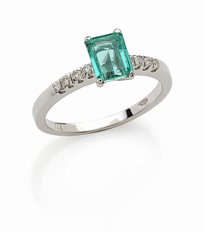 Anello in oro bianco 18K con smeraldo e diamanti