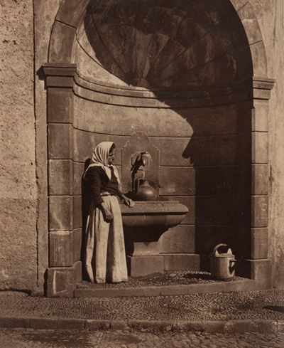 Fotografia Anonima, A Wayside Fountain, Spain - Stampa vintage al carbone