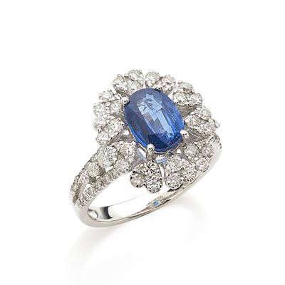 Anello in oro bianco 18K con zaffiro ovale e diamanti