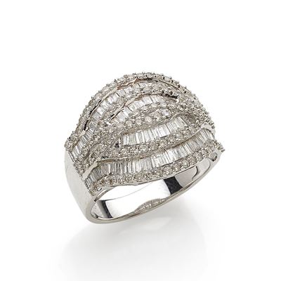 Anello in oro bianco 18K con diamanti taglio baguette e brillante