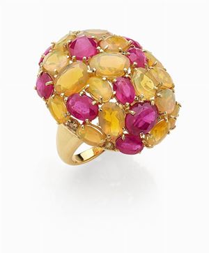 ANELLO IN ORO, DIAMANTI, RUBINI E OPALI