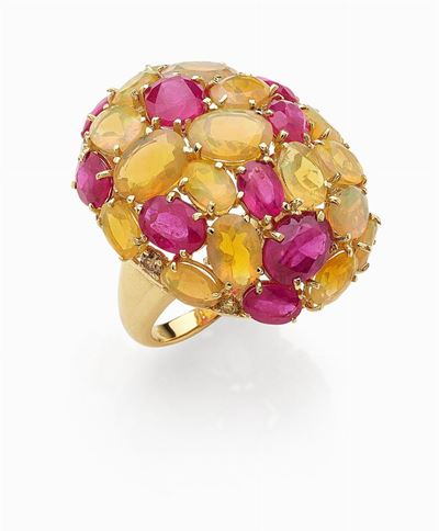 Anello in oro giallo 18K, diamanti, rubini e opali