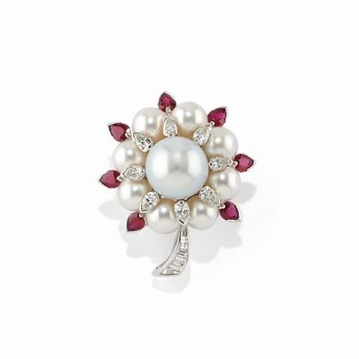 Spilla con perle coltivate, rubini e diamanti, oro bianco 18K