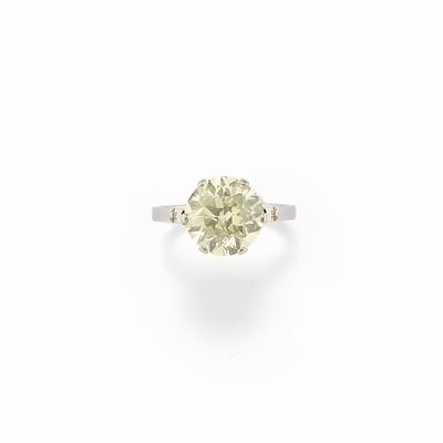 Anello in oro bianco 18K con diamante taglio brillante di circa 4,80 ct