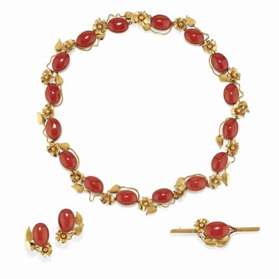 Demi-parure in oro giallo 18K e corallo, composta da collana, spilla e orecchini