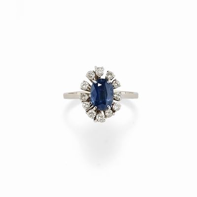 Anello in oro bianco 18K con zaffiro ovale di ct 1,00 e diamanti