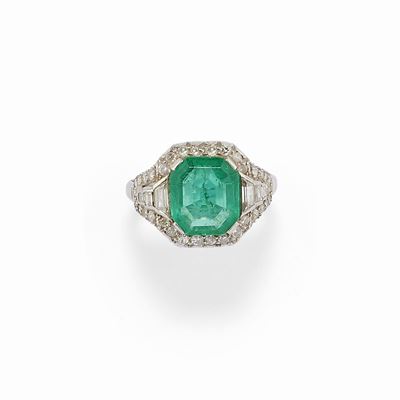 Anello con smeraldo taglio rettangolare e diamanti, circa 1930