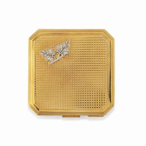 A 18K yellow gold and diamond compact with glass, defects